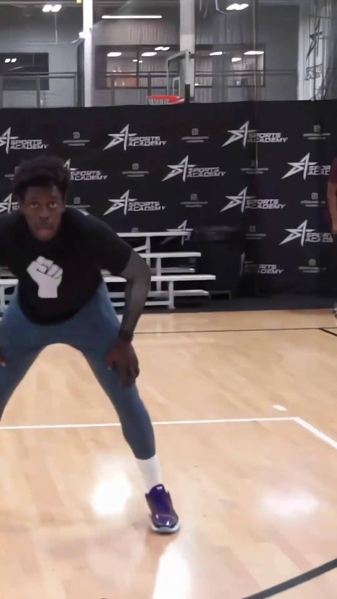 米兰体育：雄鹿队新赛季：霍勒迪能否继续保持高水准的防守？