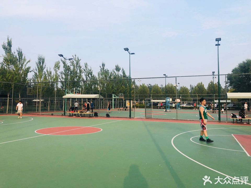 米兰体育：篮球公园建设如火如荼，全民健身氛围日益浓厚