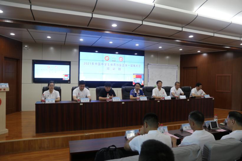 米兰体育:中国足球裁判队伍的专业化与公正性建设