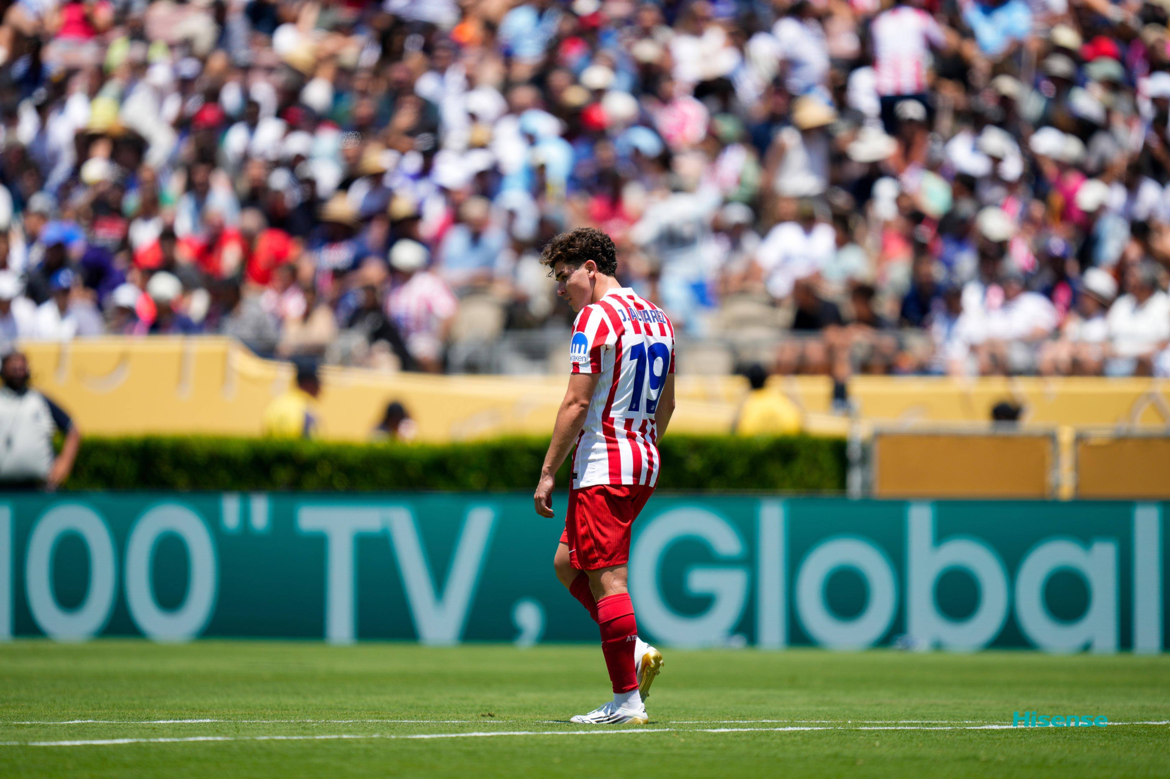 米兰体育:足球裁判争议判罚，引发球迷不满