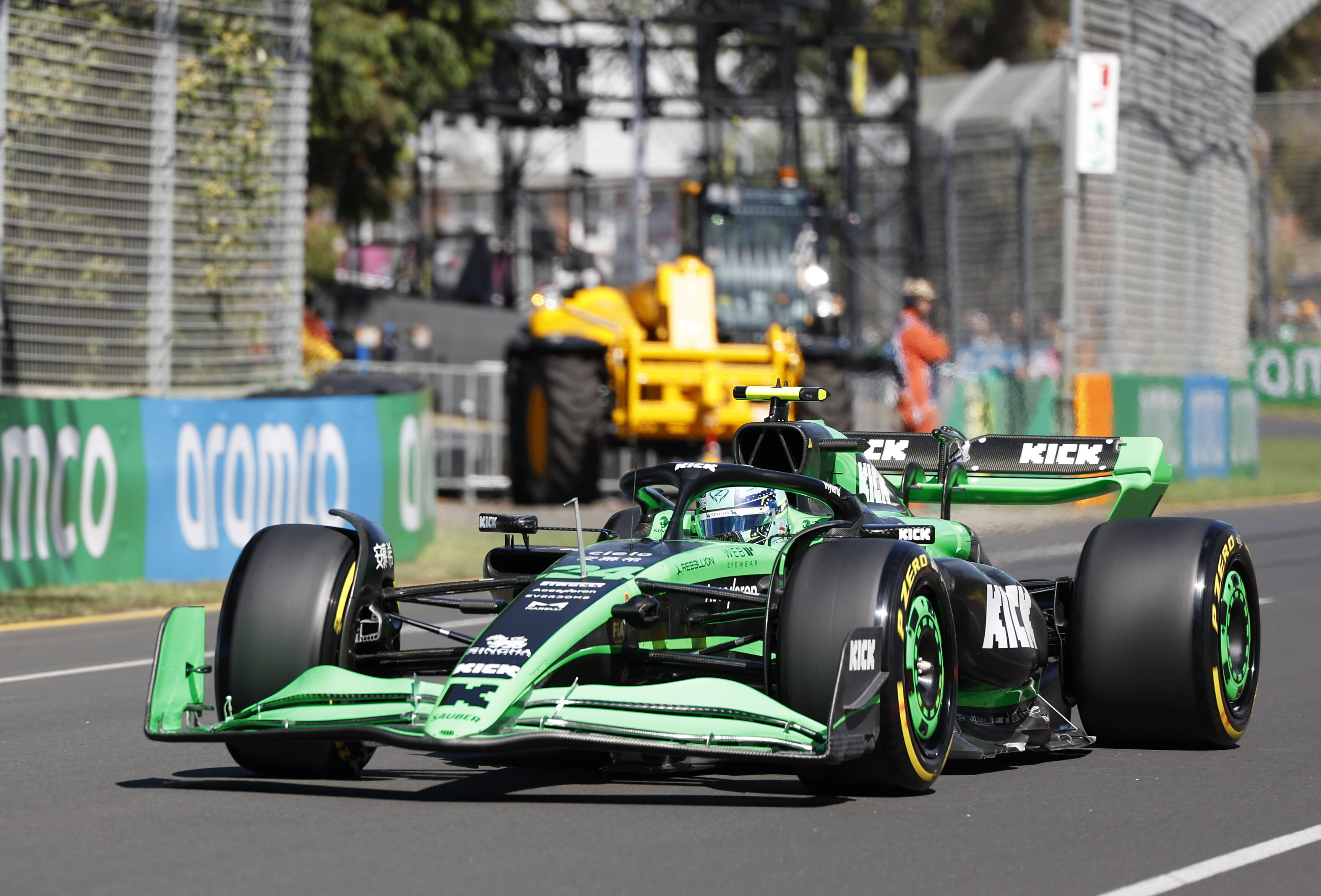 米兰体育:F1赛季新规则推出，车队如何应对挑战？的简单介绍