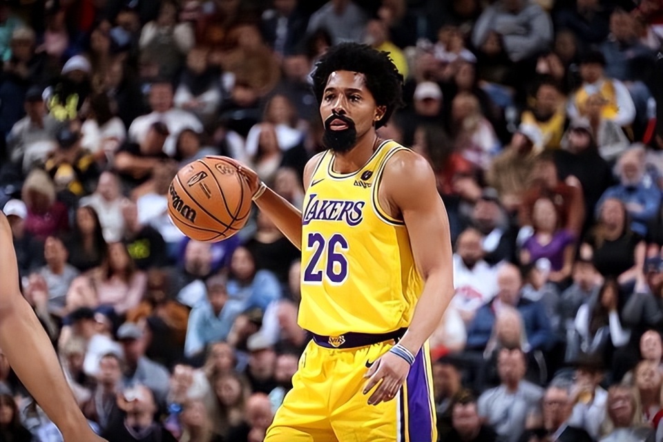 包含米兰体育：湖人队新赛季：卡斯尔顿表示将提升抢断能力的词条