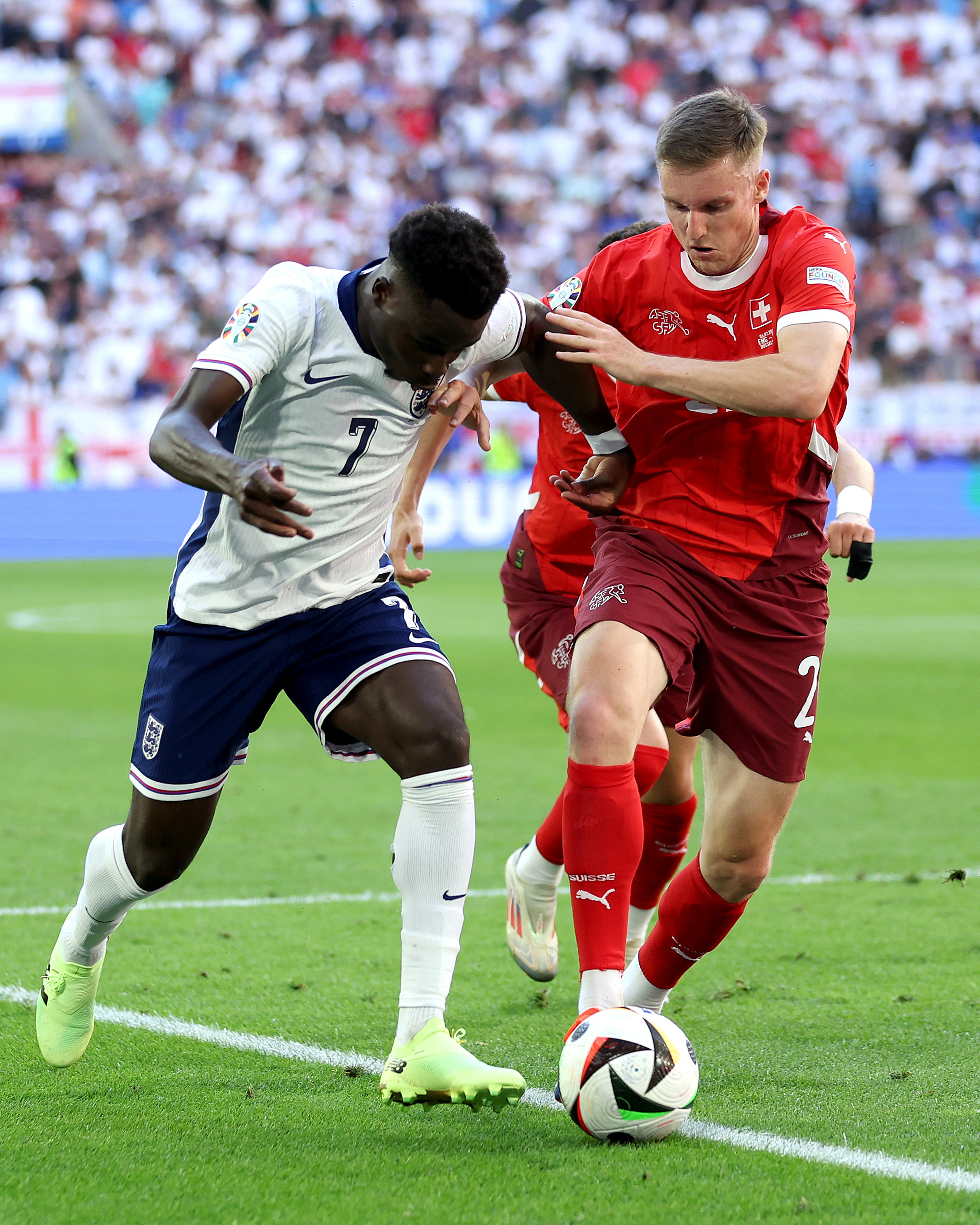 米兰体育:英超的控球与反击：战术对抗中的较量